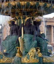 imagen de fuente con esculturas en paris